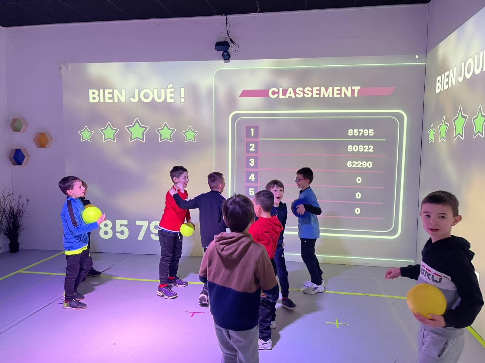 reserver un anniversaire d enfants inoubliable grace a notre mur interactif neo-one neoxperiences 